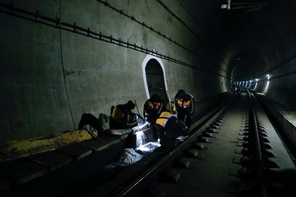 新安铁路运营隧道病害现状